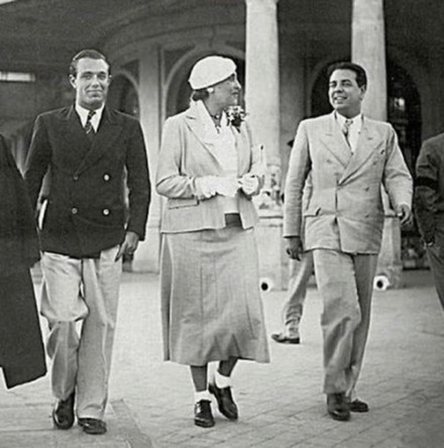 1935年，博尔赫斯任编辑职务期间。图为阿道夫·比奥伊·卡萨雷斯、维多利亚·奥坎波和博尔赫斯
