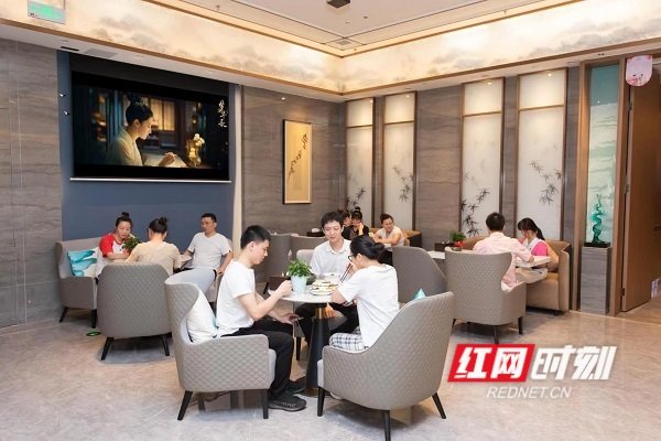 顾客在门店享用自助餐品。