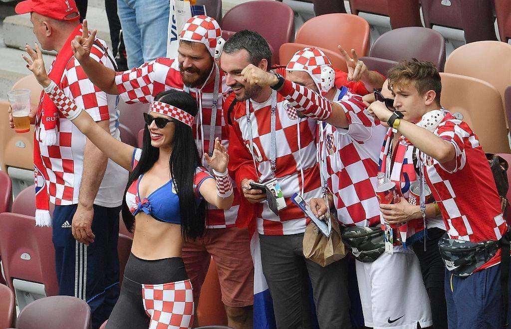 戴着水球帽现身世界杯赛场的克罗地亚球迷。