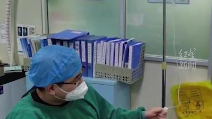 急诊患者人数激增 医生打着吊瓶上班_凤凰网视频_凤凰网