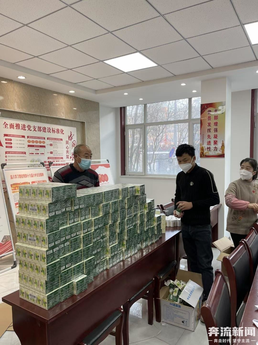 一对一爱心协会的志愿者在分药