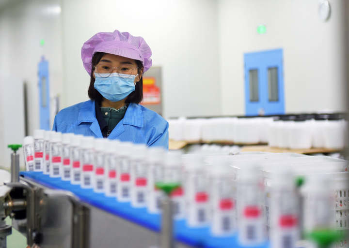 位于京南·固安高新区工业园的康比特体育科技有限公司员工在生产线巡检。