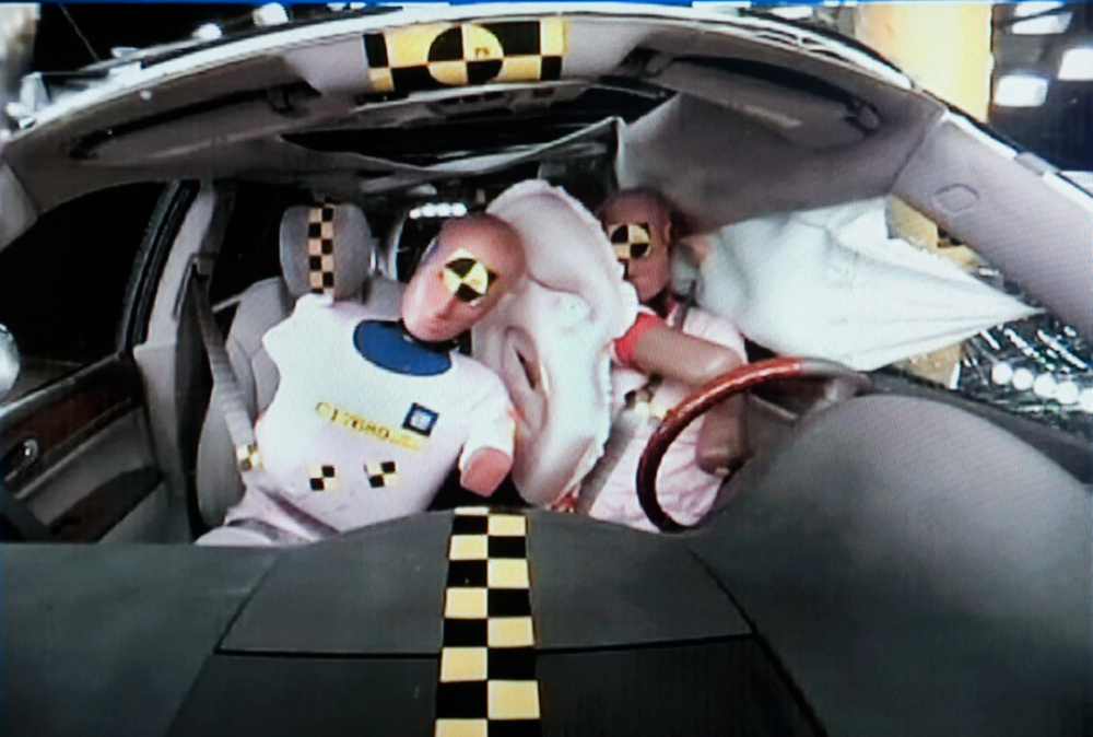 远端安全气囊在碰撞试验中弹出