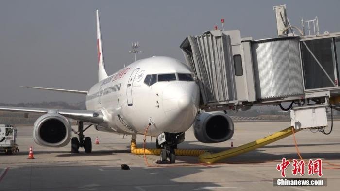 图为12月13日，一架飞机停在鄂州花湖机场。 中新社记者 邹浩 摄