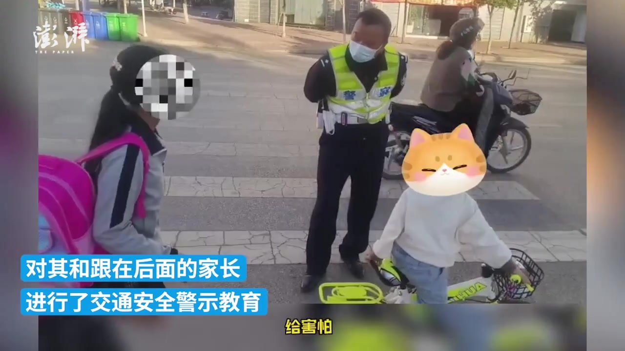 幼童独自骑车穿梭机动车道上，心大妈妈徒步跟随