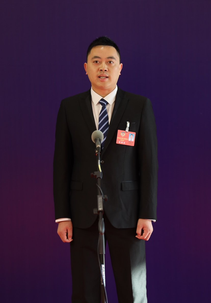 市政协委员,南康区赤土畲族乡党委副书记,乡长蓝裕方回答记者提问