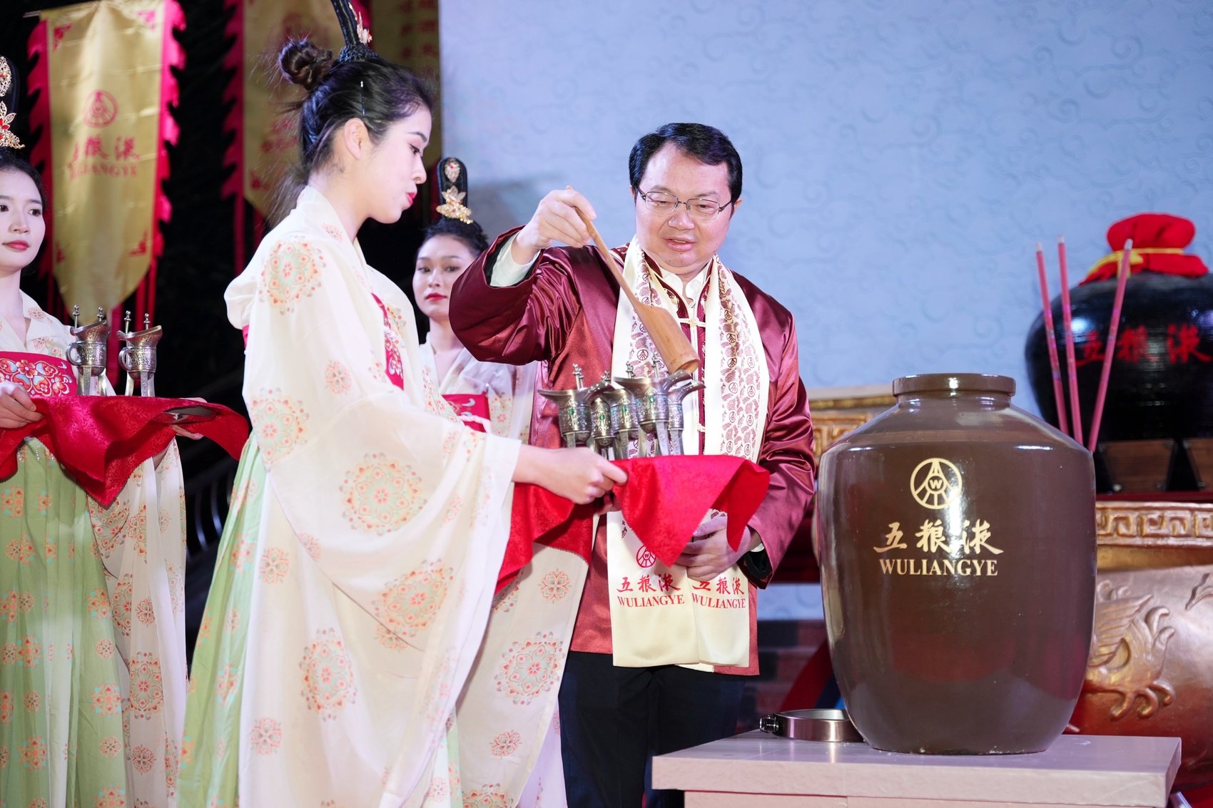 致敬中华酒文化 书写和美新篇章 从五粮液祭祀大典看中国白酒内核驱动力_凤凰网