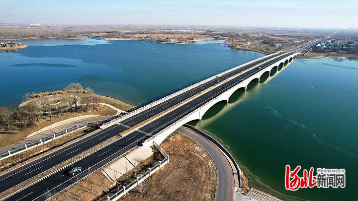 俯瞰廊沧高速公路大柳河连接线。