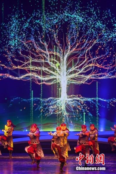 12月19日晚，第五届“阿拉伯艺术节”开幕式专场演出在江西省景德镇市精彩上演。本次演出通过舞蹈、声乐、器乐的演绎，让中阿双方丰富绚烂的艺术资源同台交流、碰撞、融合，中阿两国的艺术家同台携手舞动经典、欢歌未来，让古老的瓷都景德镇化身世界人民共享艺术之美的大舞台，并以此迎接第五届“阿拉伯艺术节”的盛大开幕。图为舞蹈《生命长歌》节目。 刘力鑫 摄