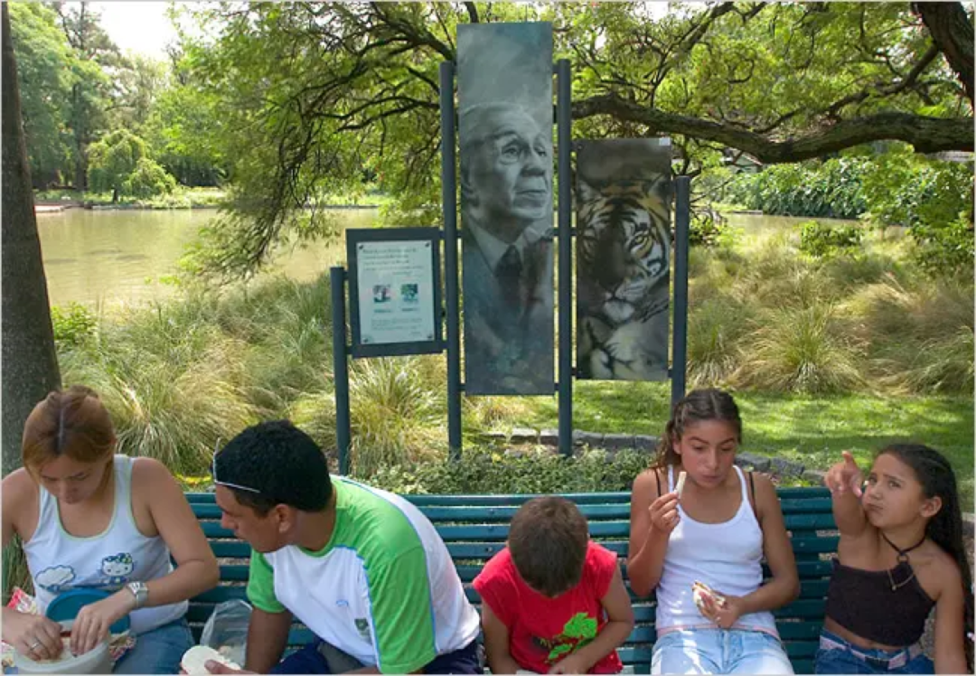 上图：圣特尔莫的涂鸦墙上写着博尔赫斯的名字； 下图： 布宜诺斯艾利斯动物园立着诗人的纪念画像。