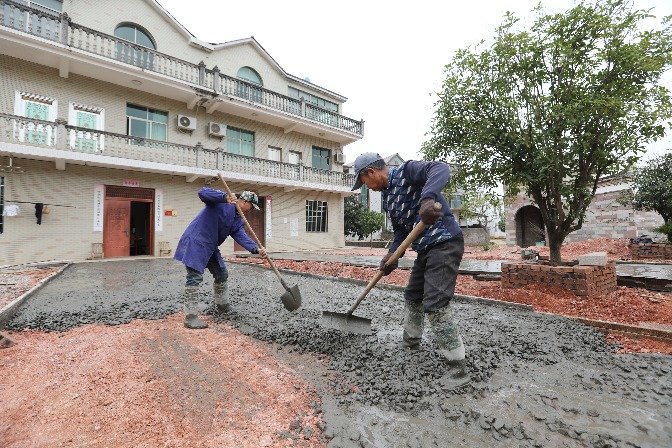江西东乡：硬化农村路 扮靓新农村
