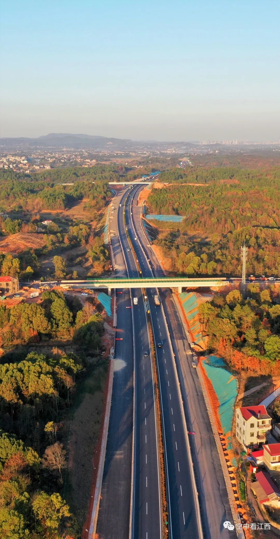 大广高速吉康段边施工边通车图