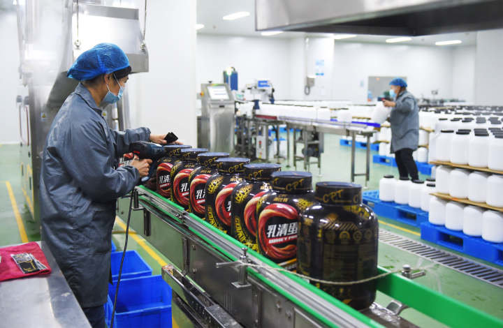 位于京南·固安高新区工业园的康比特体育科技有限公司员工在生产线上忙碌。