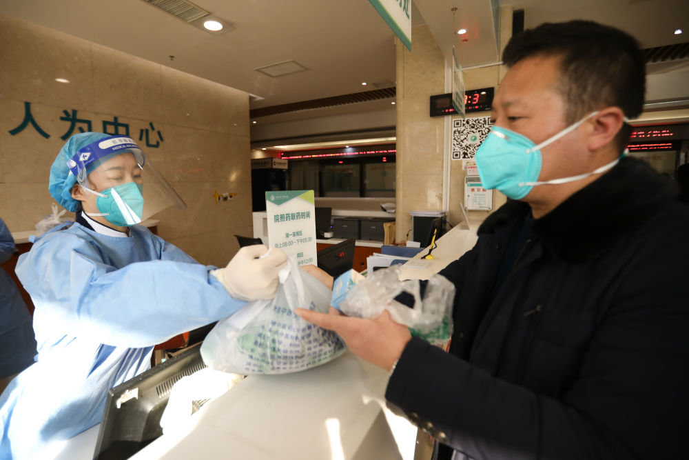 12月23日，市民在甘肃中医药大学附属医院导诊台取药。新华社记者 马希平 摄
