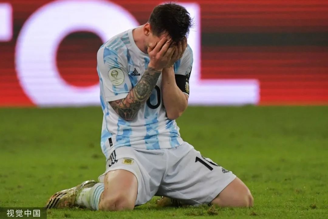 2021美洲杯决赛，梅西在终场哨响起后跪下低头痛哭。