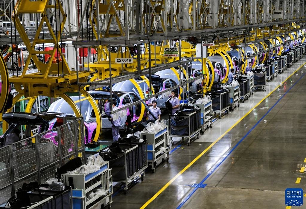 这是2022年6月27日拍摄的赛力斯汽车有限公司重庆两江智慧工厂作业现场。王全超 摄