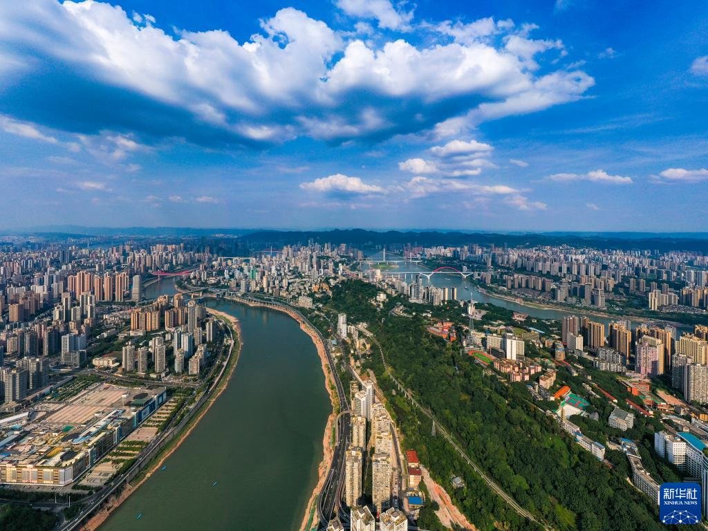 在长江（右侧）、嘉陵江（左侧）两江环绕中的重庆中心城区（2022年7月13日摄，无人机拼接照片）。刘潺 摄