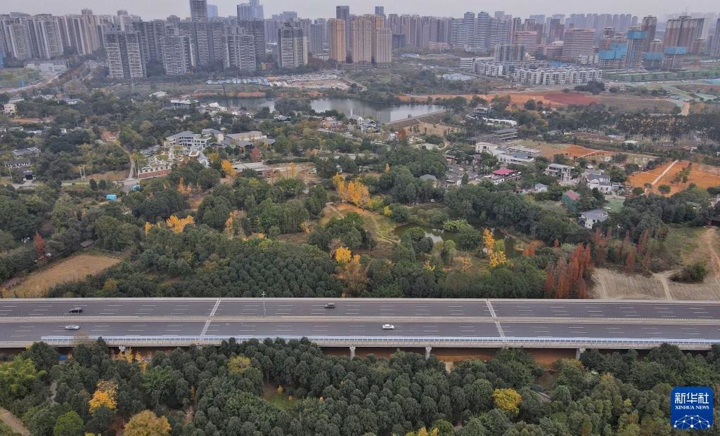 2022年12月12日拍摄的成资渝高速公路（无人机照片）。刘坤 摄