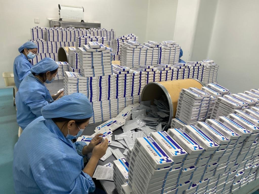 河北东风药业有限公司的工人们正在进行药品外包装工作。（受访单位供图）