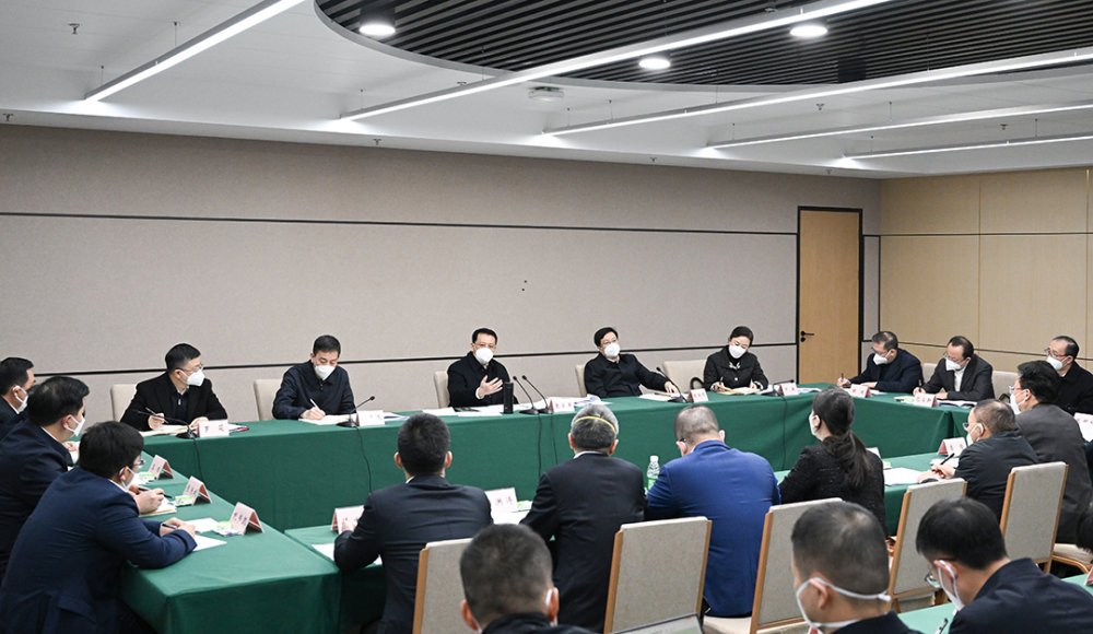 12月20日上午，重庆市委书记袁家军主持召开推动民营企业发展座谈会。苏思 摄