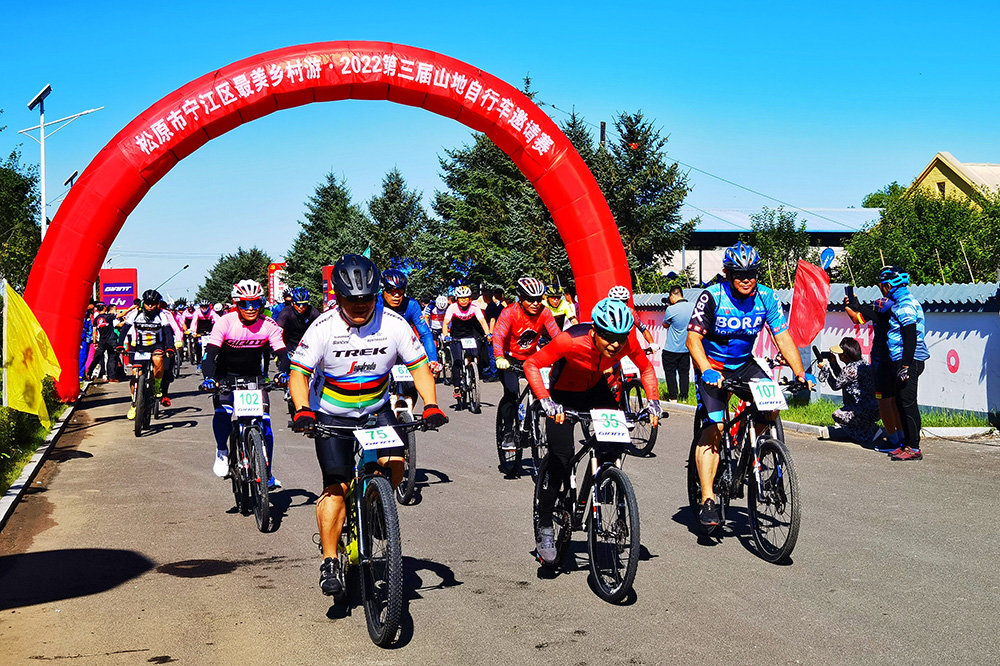 这是松原市宁江区2022年第三届山地自行车赛。（松原市委宣传部供图）