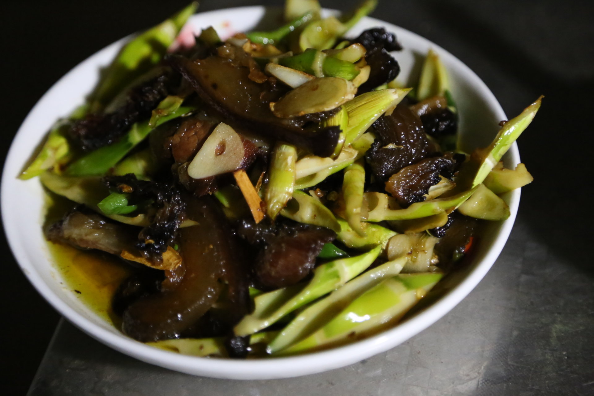 现摘竹笋炒老腊肉，一个字：鲜！