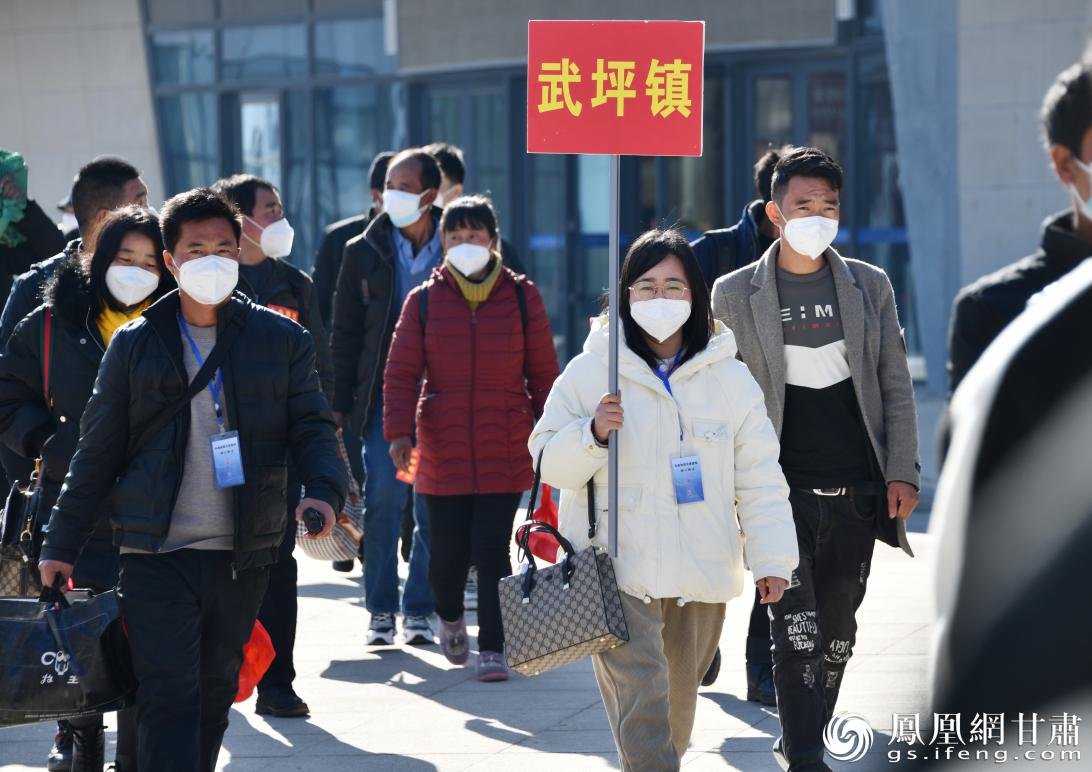 今年第十批舟曲避险搬迁群众乘坐“感恩号”专列抵达兰州新区 丁凯 摄