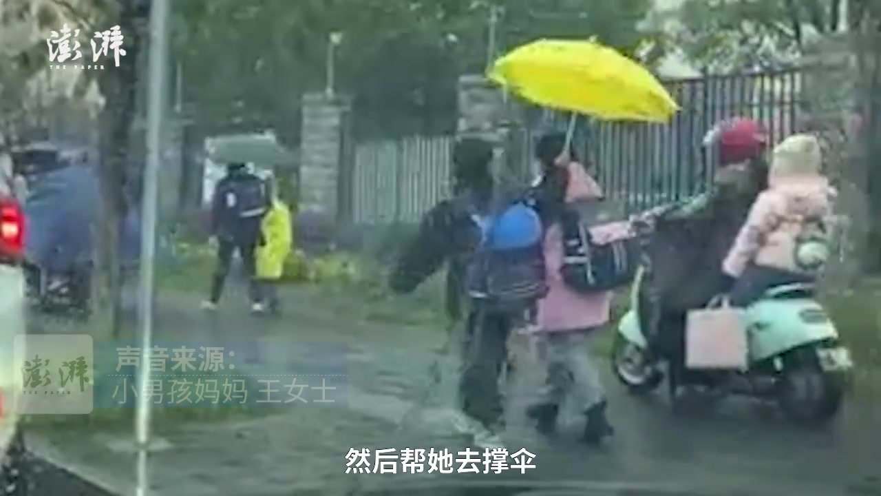 男孩上学路上自己淋雨也要为小女孩打伞