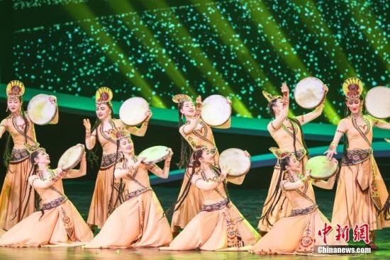 12月19日晚，第五届“阿拉伯艺术节”开幕式专场演出在江西省景德镇市精彩上演。本次演出通过舞蹈、声乐、器乐的演绎，让中阿双方丰富绚烂的艺术资源同台交流、碰撞、融合，中阿两国的艺术家同台携手舞动经典、欢歌未来，让古老的瓷都景德镇化身世界人民共享艺术之美的大舞台，并以此迎接第五届“阿拉伯艺术节”的盛大开幕。图为舞蹈《情满绿洲》节目。 刘力鑫 摄