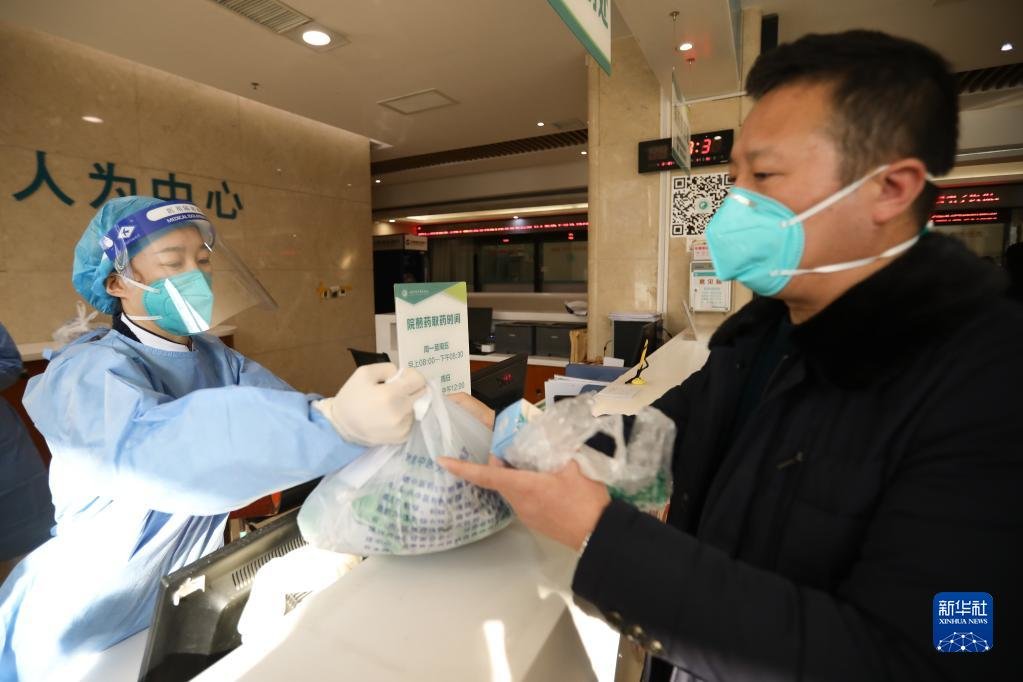 12月23日，市民在甘肃中医药大学附属医院导诊台取药。新华社记者 马希平 摄