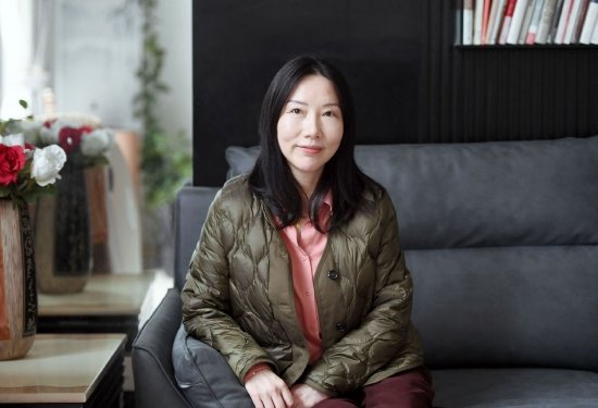 《月下》作者李凤群(牛华新 摄)