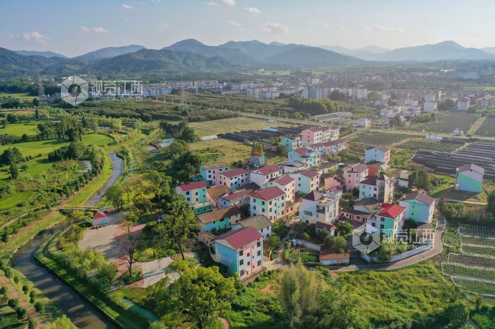 在南昌市湾里管理局罗亭镇义坪村,五彩缤纷的村庄,生机勃勃的产业基地