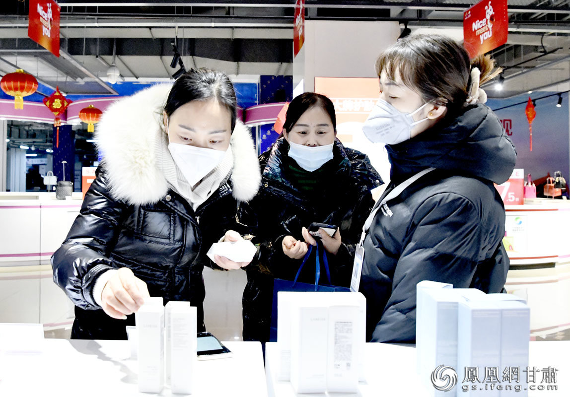 消費者選購進口大牌美妝產品 肖剛 攝