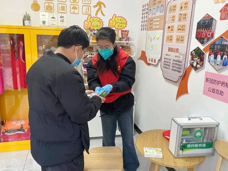 湖州市南太湖新区康山街道星汇半岛社区成立暖心服务小分队,帮助邻里解决购药难题,为孤寡老人、孕产妇等重点群体上门配送药品、生活用品等。新华网发