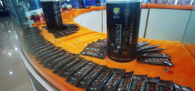 （这是在长春皓月集团的产品展示大厅内，向人们展示的依托“沃金黑牛”开发出的三髓多肽粉产品。新华社记者张博宇摄）