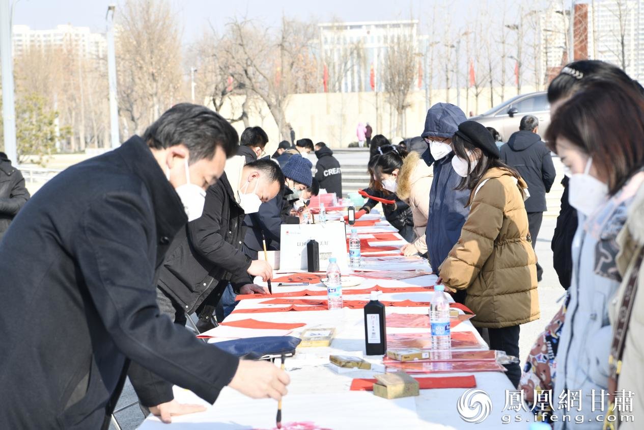 墨香四溢中，满载祝福的书法作品和春联跃然纸上。王鹏飞 摄