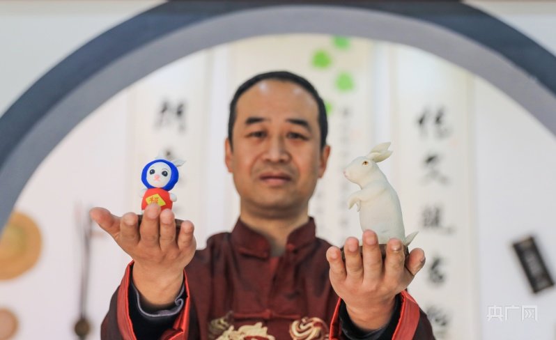 安秋平展示自己的面塑作品（央广网发 吴庭栋 摄）