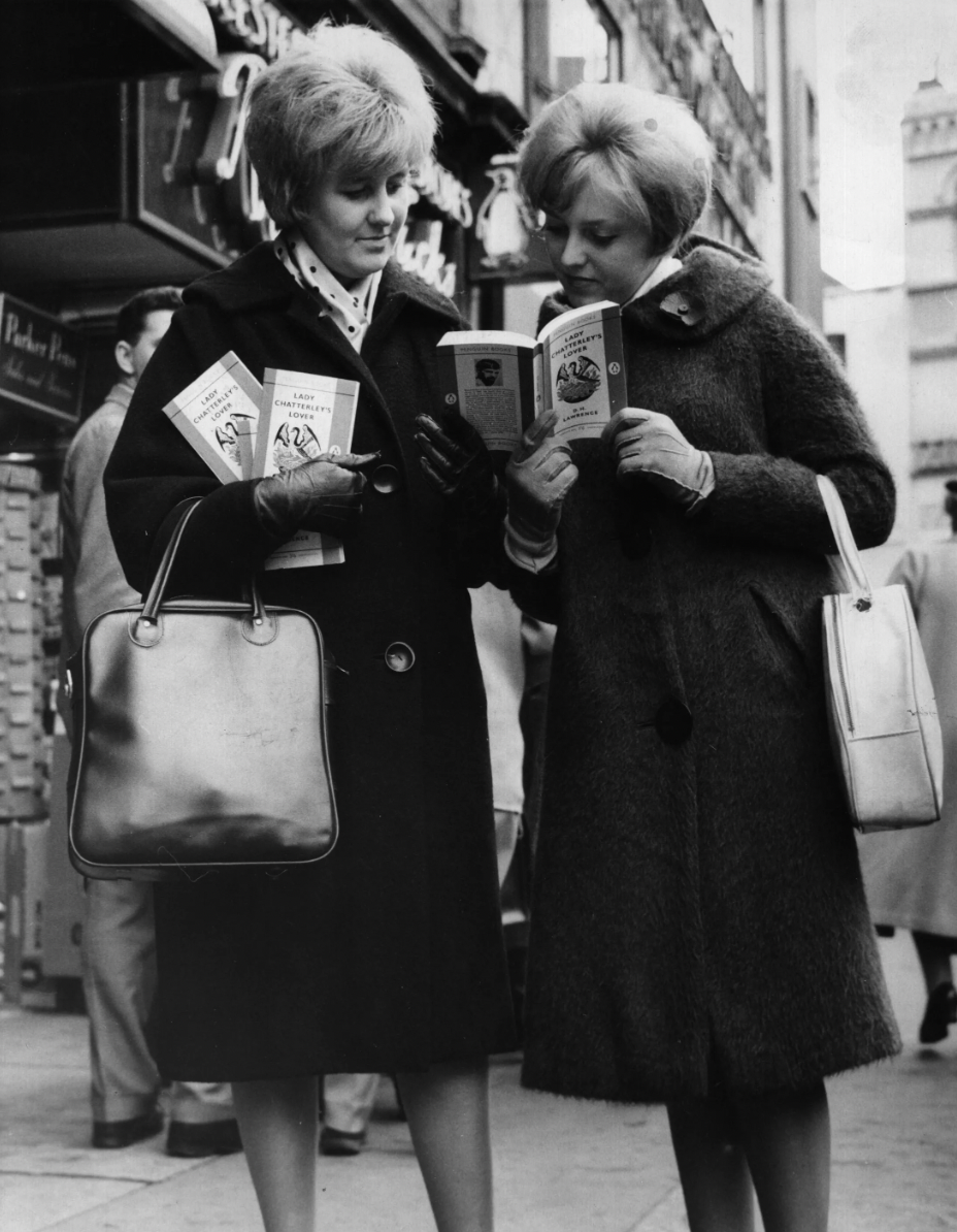 1960年，两个女人在伦敦一家书店外拿着《查泰莱夫人的情人》。
