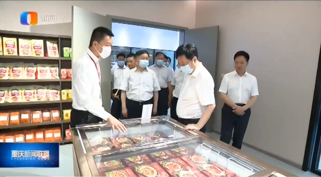 胡衡华调研了解梁平预制菜产业发展情况。重庆新闻联播截图