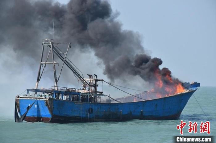广西北部湾海域一渔船失火12人被困海警紧急救援