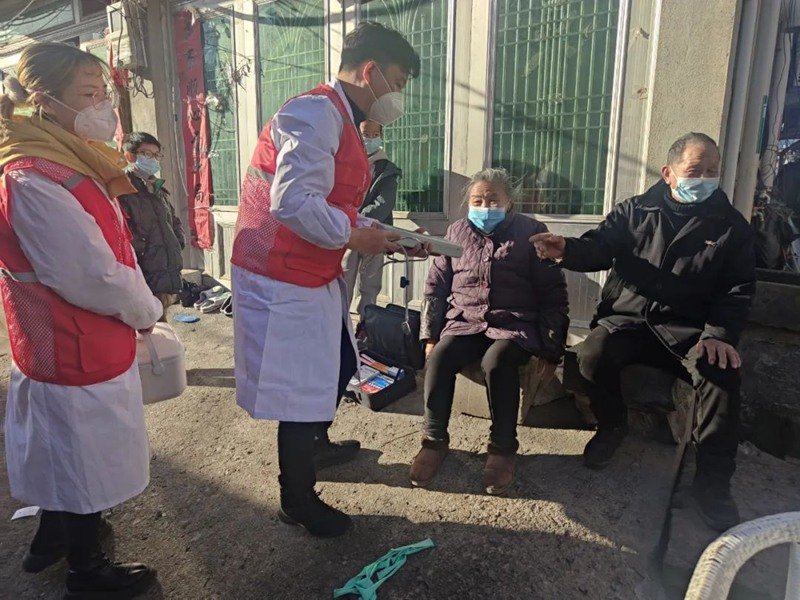 台州临海市大田街道社区卫生服务中心“红色健康管家”党小组团队走访辖区老年群体,为他们送去口罩和目前紧缺的感冒药物。新华网发