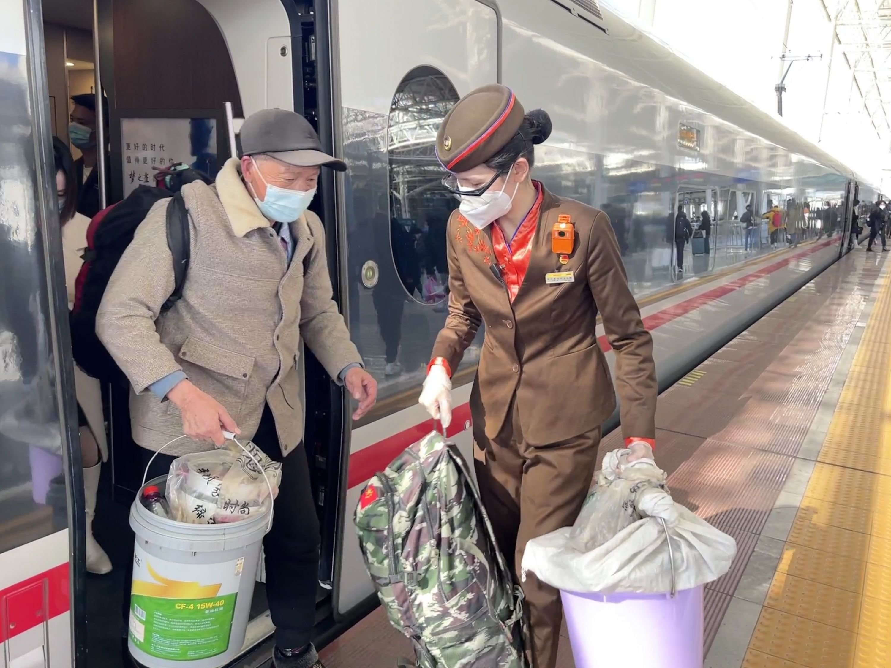 武汉客运段乘务员服务旅客出行。通讯员蔺兴 摄