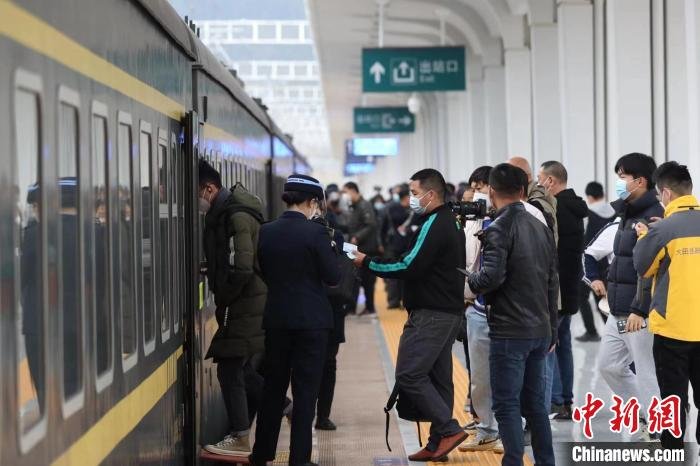 等待上车的兴泉铁路清流至泉州段乘客。　中国铁路南昌局供图