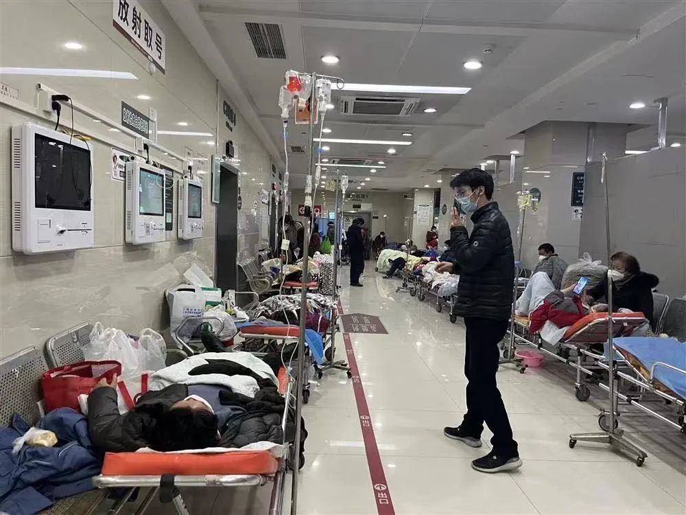 仁济东院急诊大厅里，走道上放满了留观床位。李楚悦 摄 图片来源：上观新闻