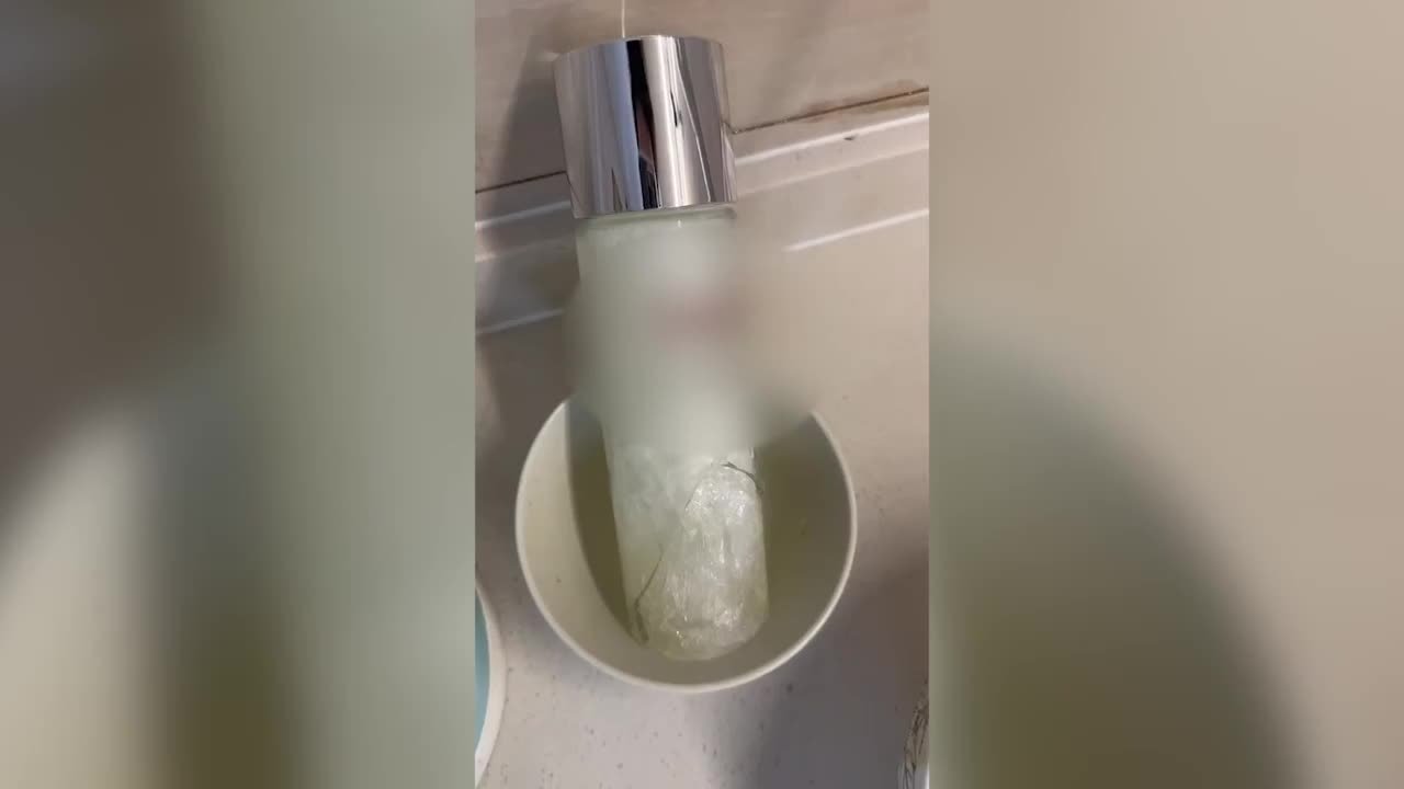 东北男子网购护肤品碎裂或因太冷瓶子被冻碎