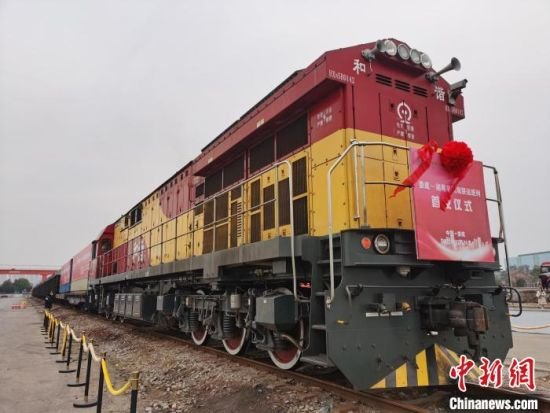 首发仪式现场。　颜文辉 摄
