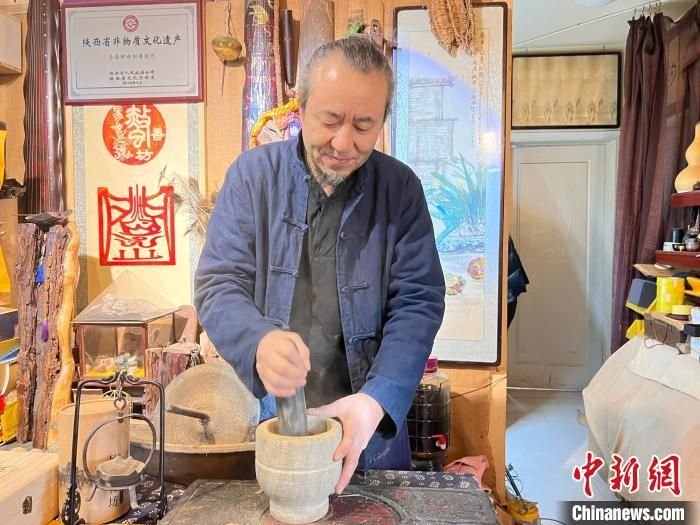 图为赵秋实正在处理草药。　李一璠 摄