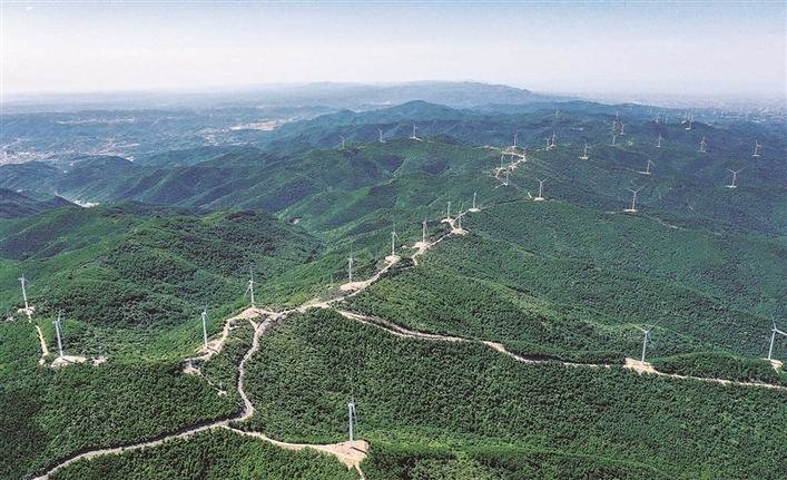 图为吕梁山上的风力发电机组（吕梁日报记者 刘亮亮 摄）