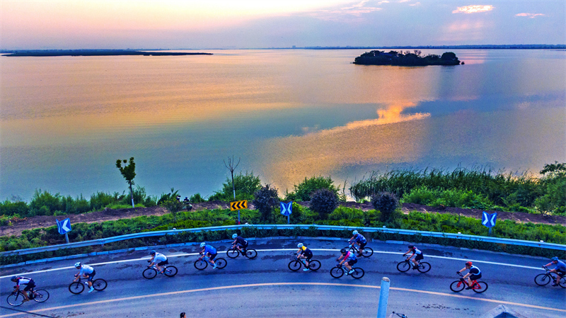 衡水湖已成为城市绿肺、鸟类天堂、市民健身休闲的好地方。河北日报记者田明摄
