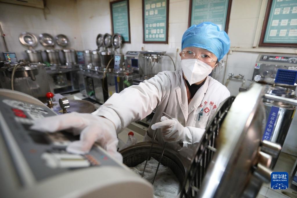 12月23日，甘肃中医药大学附属医院医务人员在煎药室熬制中药。新华社记者 马希平 摄